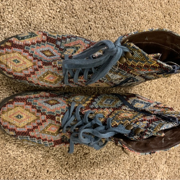 RESTRICTED • Quilted boots - Picture 5 of 9